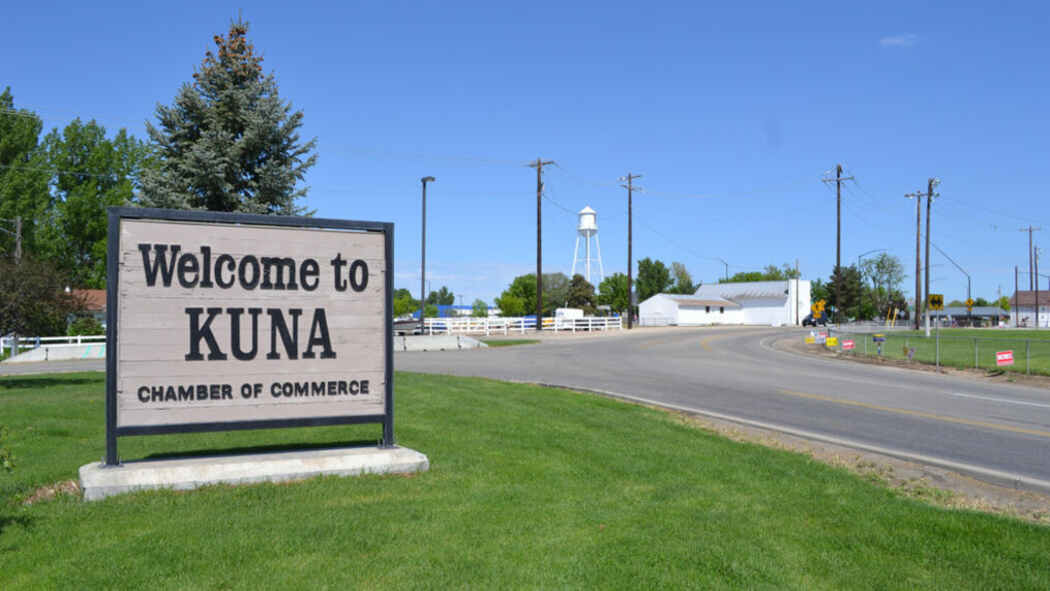 a sign that says welcome to kuna